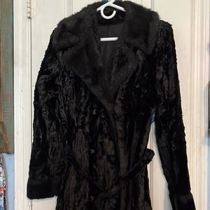 VINTAGE black coat size Medium. Pit to pit 19” and length 35” LIKE NEW